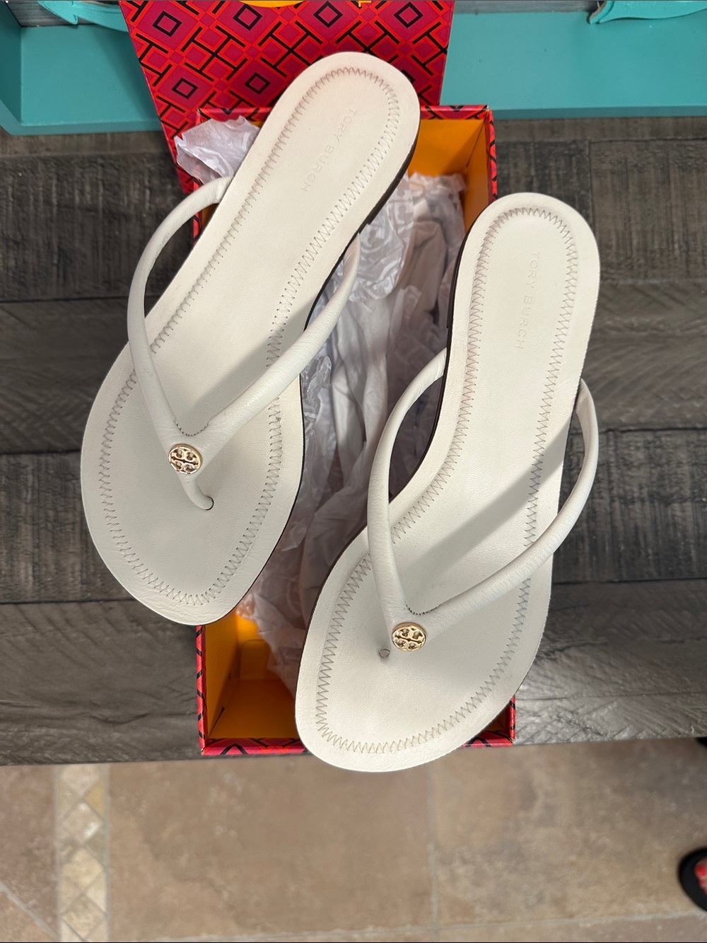 Tory Burch Women Chelsea Leather Flip Flop Thong Sandals in Light Cream - Picture 3 of 6